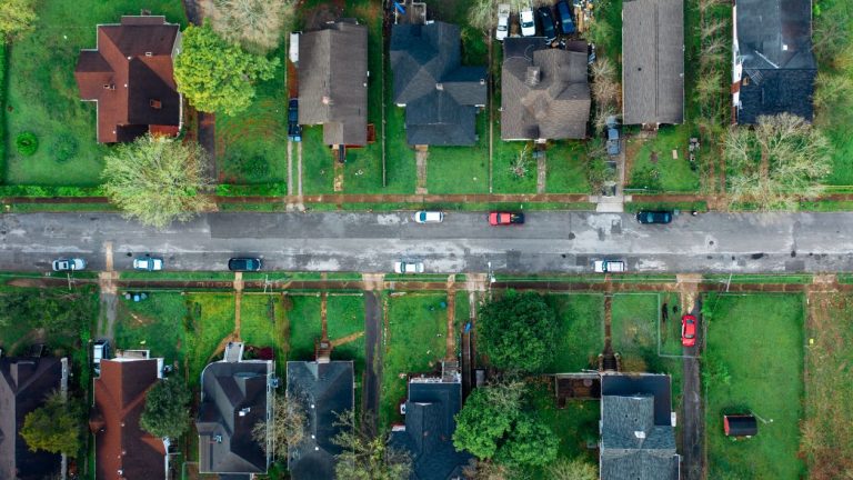Aerial view of houses and a neighborhood street — stock illustration