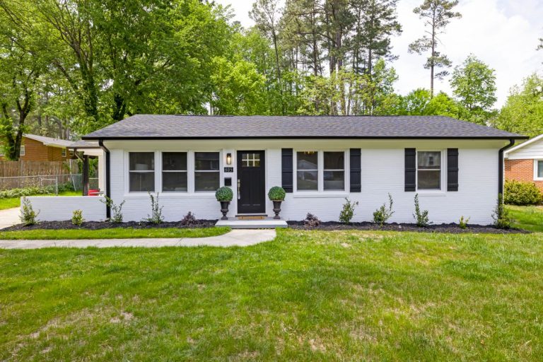 Single-story house with a lawn and landscaped entrance — stock illustration